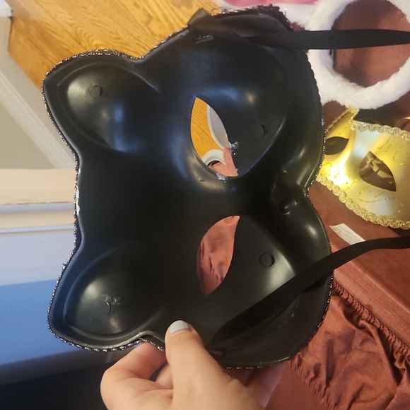 FREE ADD ON: Costume head pieces - Picture 3 of 9